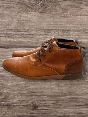 Men's Casual Leather Chukka Boots in Tan. Size 40